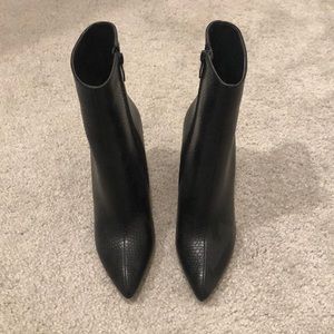 Prettylittlething Black booties